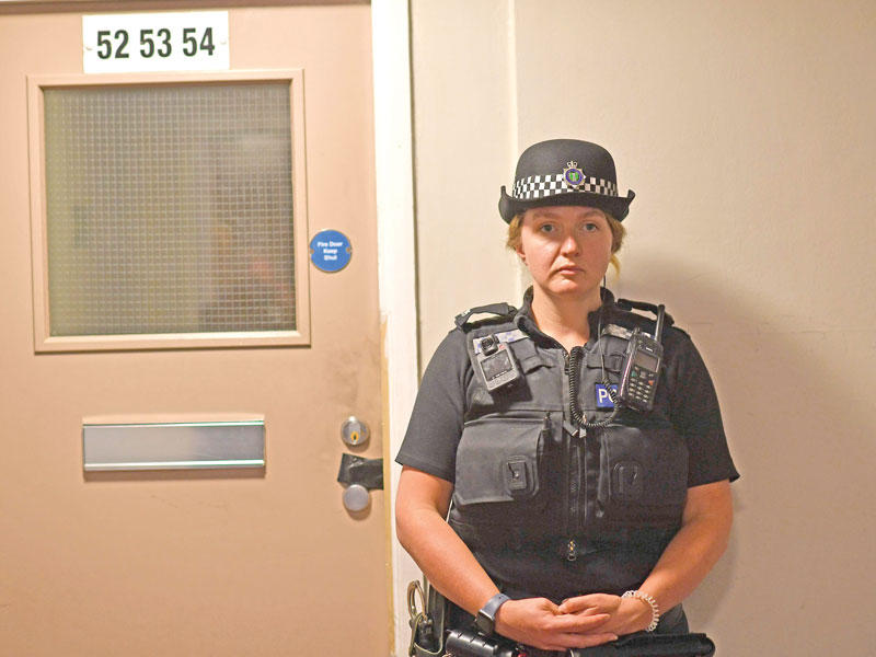 حتجزت الشرطة المشتبه في عملية الطعن قتل فيها 3 أشخاص في حديقة مكتظة بمدينة ريدينغ غرب لندن 