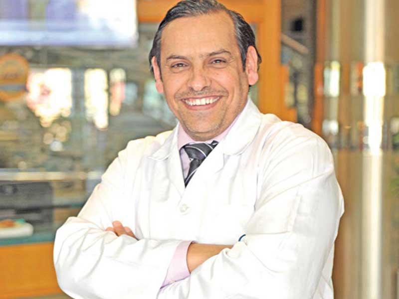 استشاري طب وجراحة العيون في مستشفى جابر، د. يوسف الظفيري