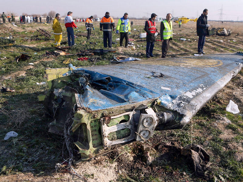 بقايا جناح الطائرة الاوكرانية في موقع تحطمها قرب طهران (صورة ارشيفية)