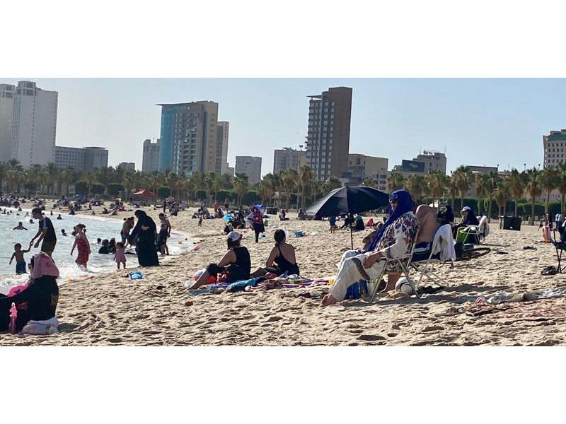 شاطئ المارينا، الذي اتجهت إليه أعداد غفيرة من الجماهير من دون اتباع أي احترازات  (تصوير: خليل بوريني)