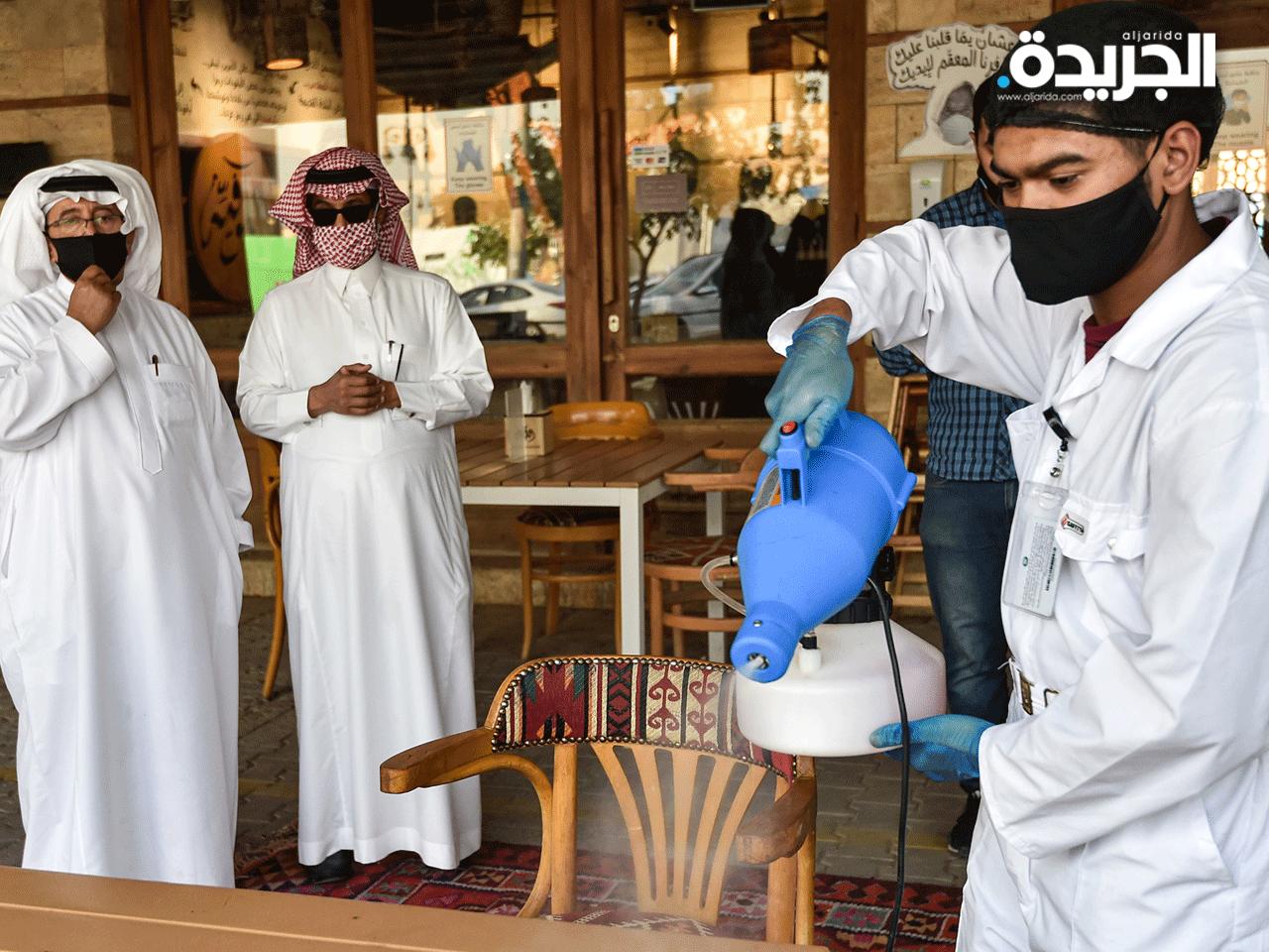 تعقيم المطاعم والمقاهي تطبيقاً للإرشادات الصحية في الرياض