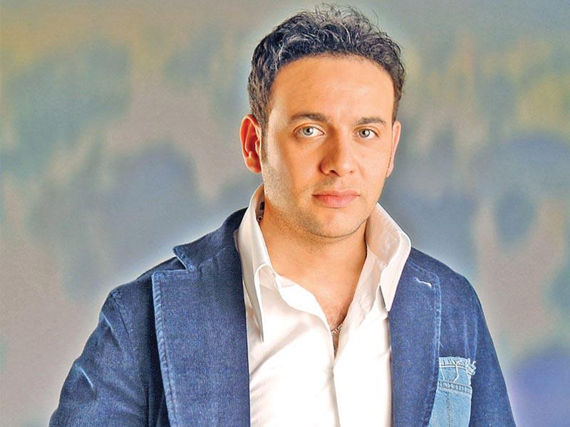 الفنان مصطفى قمر