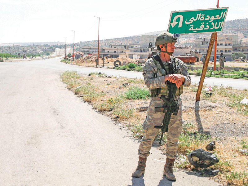 جندي تركي على نقطة أمنية مشتركة مع القوات الروسية على طريق M4 (ا ف ب)