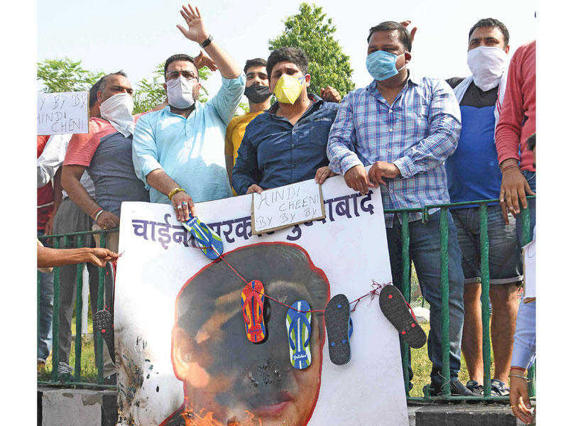 غضب شعبي في الهند بعد مقتل جنودهم. (أ ف ب) 