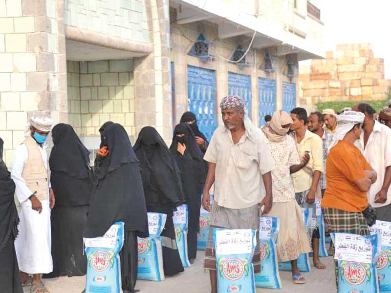 جانب من الاعمال الخيرية للجنة زكاة الفحيحيل في احد دول اسيا