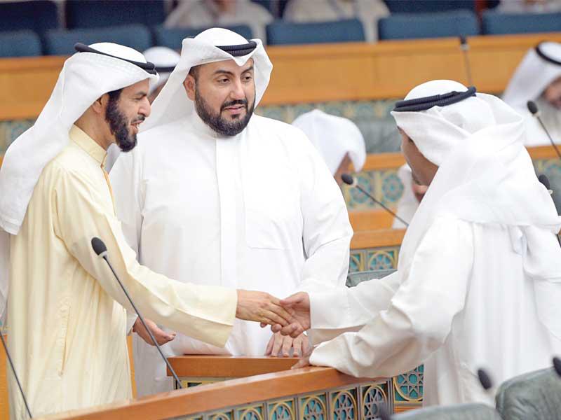 وزير الصحة د. باسل الصباح والنائب عادل الدمخي خلال إحدى الجلسات