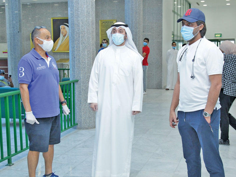 صقر الملا وأمين سر اللجنة الأولمبية حسين المسلم يتفقدان مركز الطب الرياضي