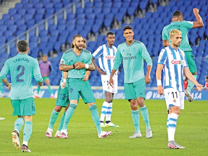 بنزيمة نجم ريال مدريد يحتفل بعد إحراز هدف في مرمى سوسييداد