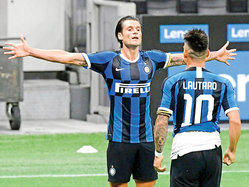 كاندريفا ولاوتارو مارتينيز يحتفلان بعد إحراز هدف في مرمى سمبدوريا