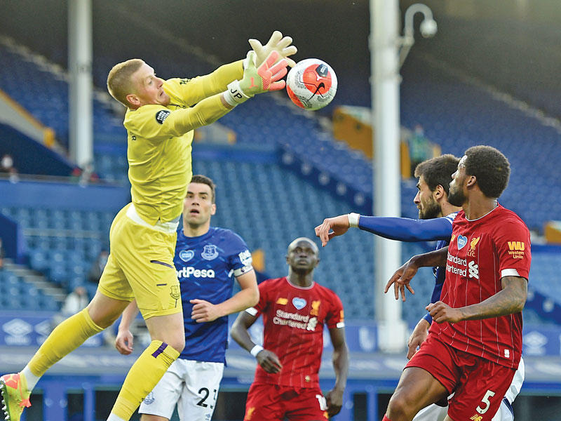 جانب من مباراة إيفرتون وليفربول