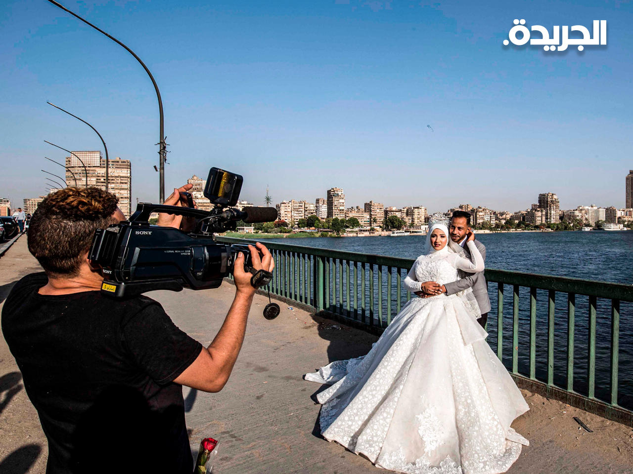 عروسان يحتفلان بزواجهما خلال أزمة كورونا على «النيل»