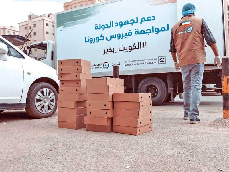 جمعية النجاة الخيرية توزع الوجبات الغذائية على العمالة الوافدة