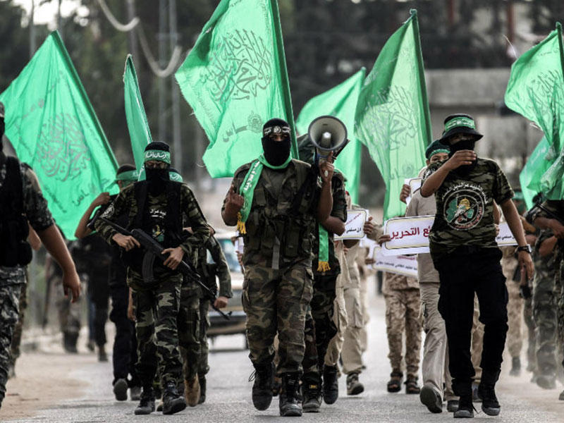 طلاب شبان ملثمون من كتائب عز الدين القسام  الجناح العسكري لحركة المقاومة الفلسطينية حماس