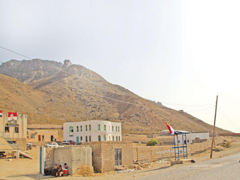 صورة تظهر مباني حكومية في جزيرة سقطرى (أ ف ب)