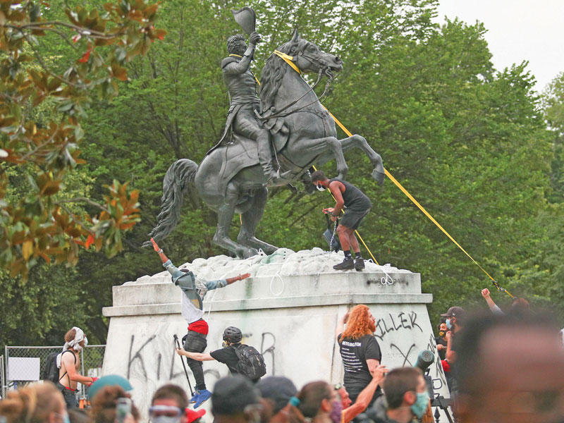 محتجون يحاولون إسقاط تمثال جاكسون أمام البيت الأبيض أمس الأول (رويترز)