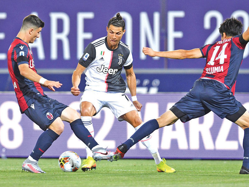 رونالدو نجم يوفنتوس يحاول المراوغة في المباراة امام بولونيا