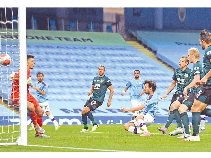 ديفيد سيلفا نجم سيتي يحرز هدفا في مرمى بيرنلي