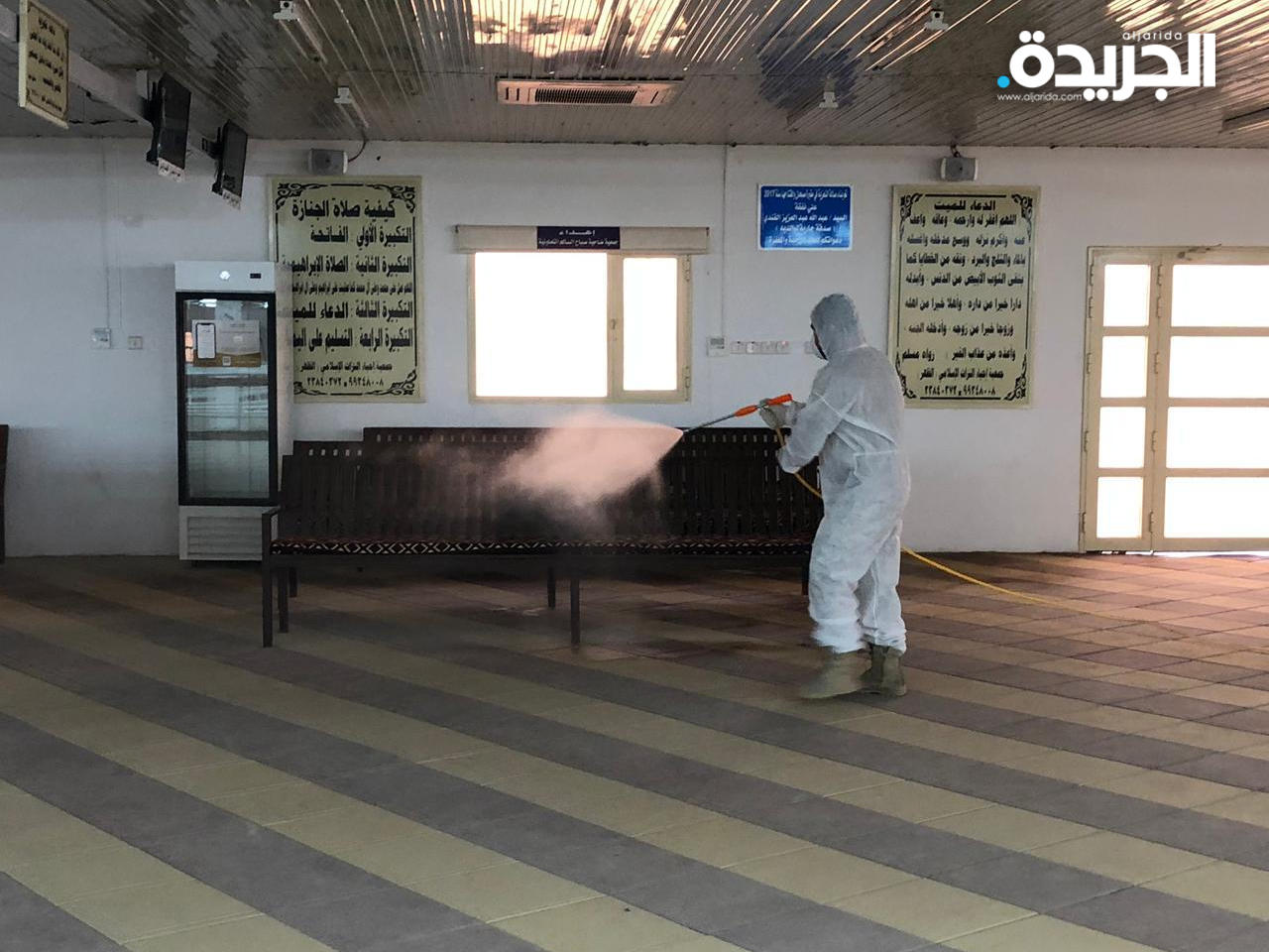 جانب من اعمال تعقيم منشآت المقابر