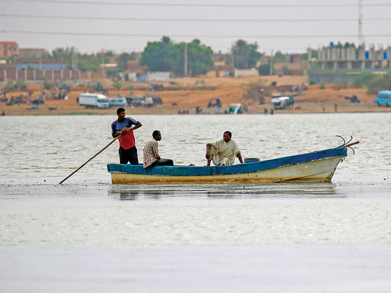 صيادون سودانيون في النيل (أ ف ب) 