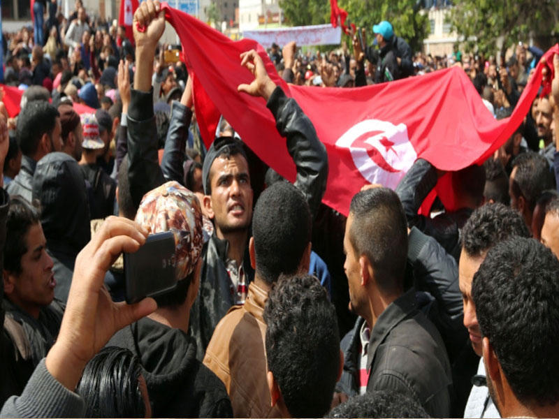 الاحتجاجات والمناوشات بين محتجين وقوات الأمن التي استخدمت فيها الغاز المسيل للدموع 