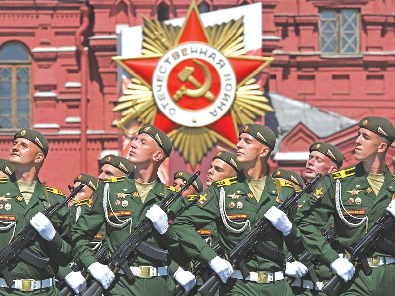 وحدة عسكرية خلال العرض بالساحة الحمراء في موسكو أمس (أ ف ب)