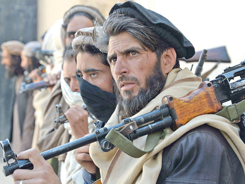 مقاتلو طالبان السابقون المزعومون يحملون أسلحتهم قبل تسليمهم كجزء من عملية سلام ومصالحة حكومية في أفغانستان