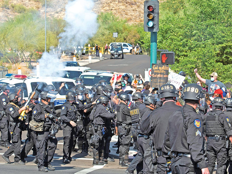 الشرطة تفرق محتجين خلال زيارة ترامب لكنيسة دريم سيتي في فينيكس أمس الأولt (رويترز)