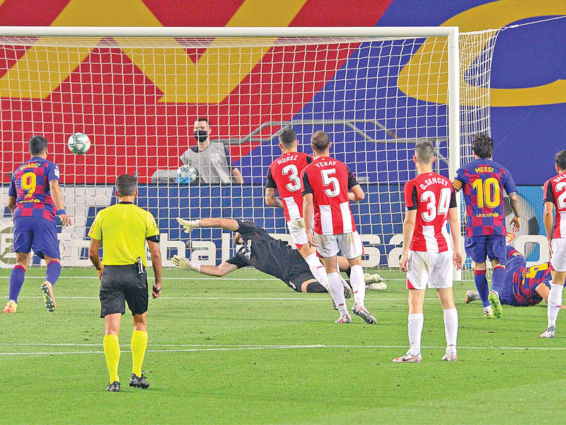 راكيتيتش نجم برشلونة يحرز هدفه في مرمى بلباو