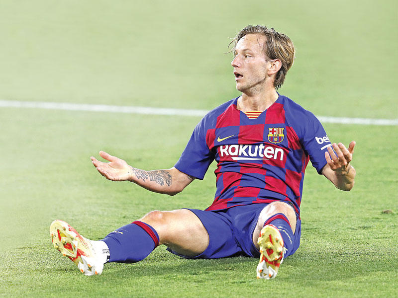 إيفان راكيتيتش لاعب وسط برشلونة 