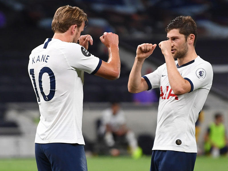 بن ديفيز نجم توتنهام يهنئ هاري كين بهدفه