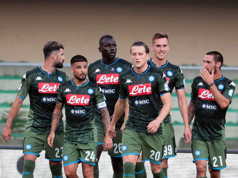 فرحة لاعبي نابولي بالهدف الاول في مرمى فيرونا