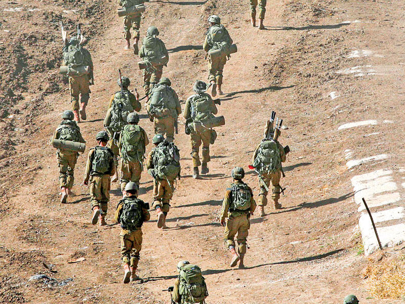 جنود إسرائيليون خلال مناورة في الجولان المحتل أمس الأولt(أ ف ب)