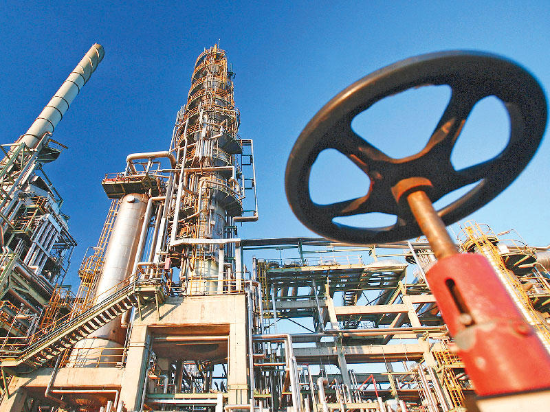 النفط يواصل خسائره بفعل زيادة مخزونات أميركا ومخاوف فيروس كورونا