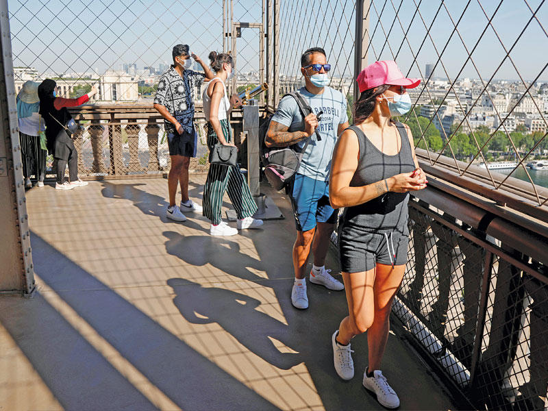 50 زائراً لبرج إيفل في أجواء احتفالية