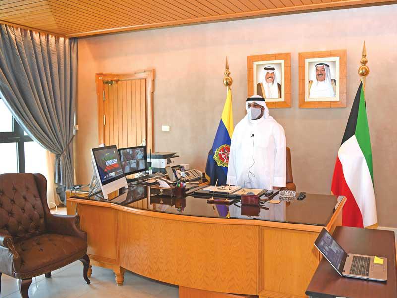  نائب رئيس مجلس الوزراء وزير الدفاع الشيخ أحمد المنصور خلال التخريج