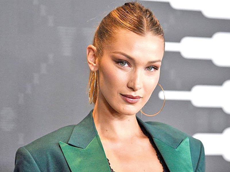 عارضة الازياء ​بيلا حديد