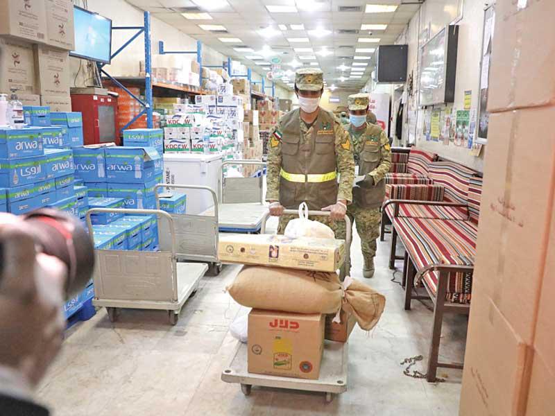 جانب من عمل منتسبي «الحرس» في «تعاونية الخالدية»