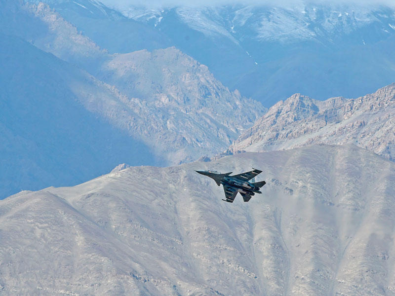 مقاتلة أميركية تحلّق في أجواء لاداخ (أ ف ب)