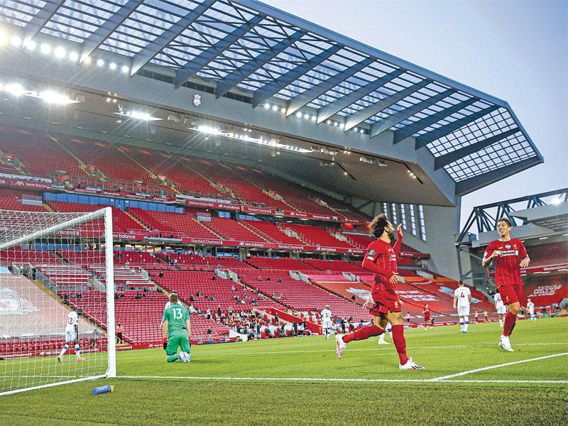 صلاح نجم ليفربول يحتفل بهدفه في مرمى كريستال بالاس