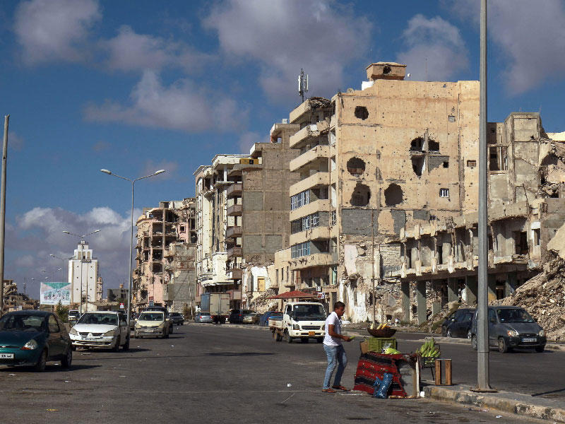 بائع متجول ليبي يبيع الذرة على جانب الطريق بجانب منتزه الواجهة البحرية في مدينة بنغازي