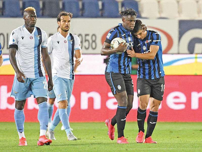 مالينوفسكي لاعب أتالانتا يحتفل بتسجيله الهدف الثاني