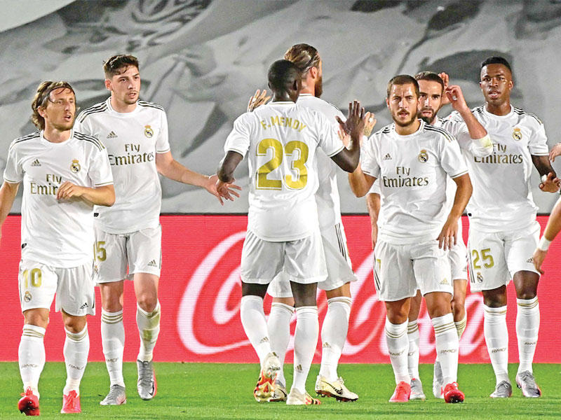 فرحة لاعبي ريال مدريد بعد إحراز هدف في مرمى مايوركا