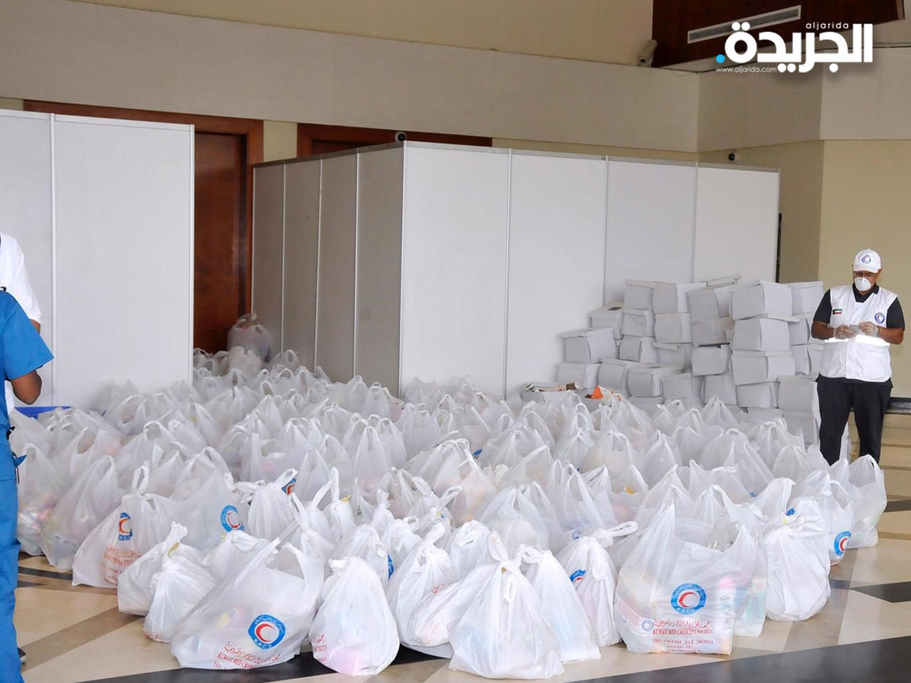 الهلال الأحمر الكويتي يوزع سلالا غذائية في مناسبة سابقة