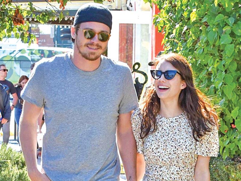 الممثلة العالمية ​إيما روبرتس مع الممثل غاريت هيدلاند