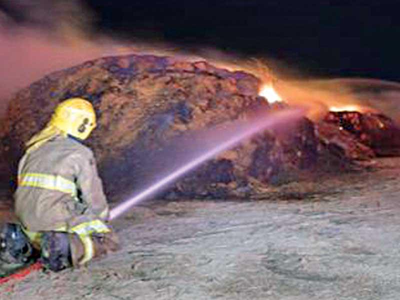 جانب من إخماد الحريق