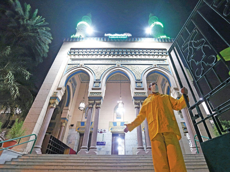 عامل في مسجد صلاح الدين بالقاهرة يفتح البوابات لدخول المصلين لأداء صلاة الفجر في أول أيام إعادة فتح المساجد t(رويترز)