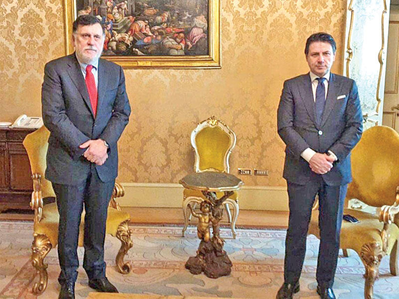 رئيس الوزراء الإيطالي جوسيب كونتي مستقبلاً السراج في روما أمس        (رويترز)