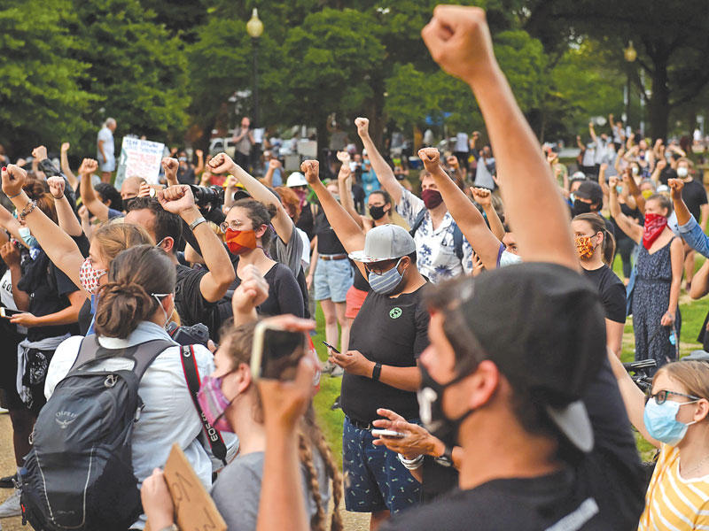 احتجاجات قرب النصب التذكاري في لينكولن بارك أمس الأول (أ ف ب)