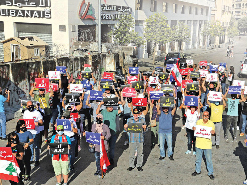 تظاهرة صامتة احتجاجاً على أداء الحكومة اللبنانية في بيروت أمس الأول (اي بي ايه)