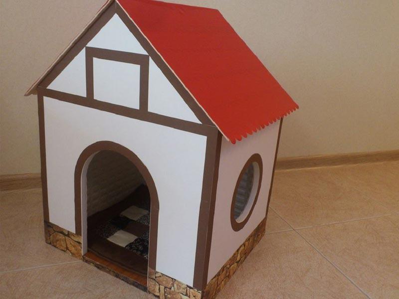 احتجاز طفل في بيت الكلب